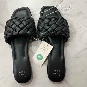Black woven slippers/sandals